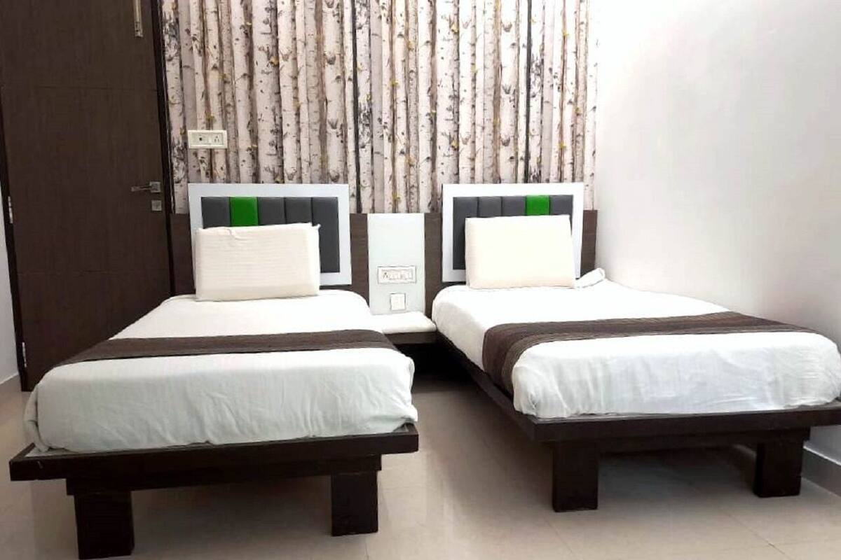 Premium bedding, in-room safe, desk, laptop workspace