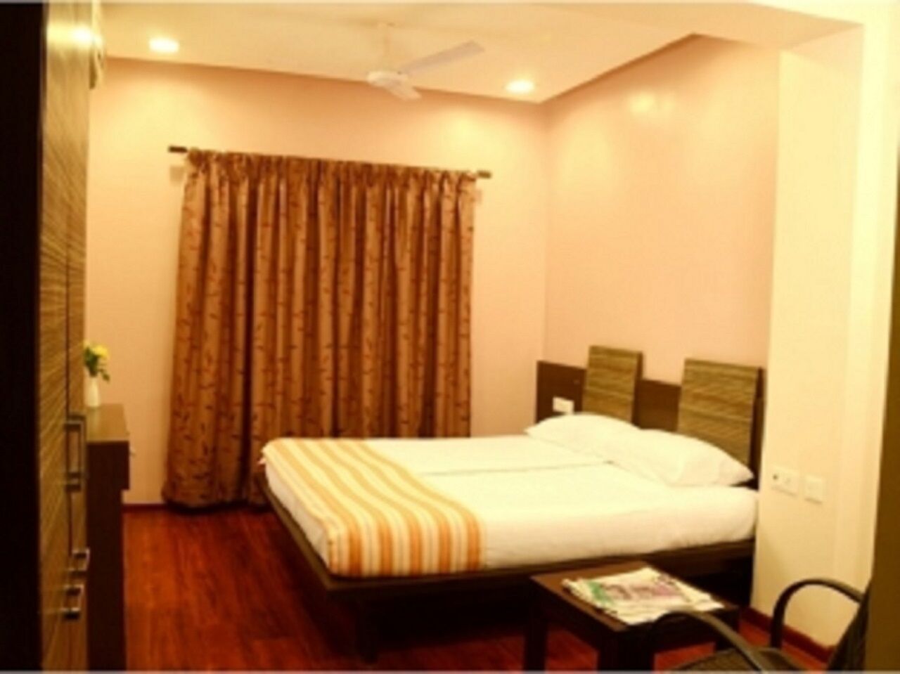 Premium bedding, in-room safe, desk, laptop workspace