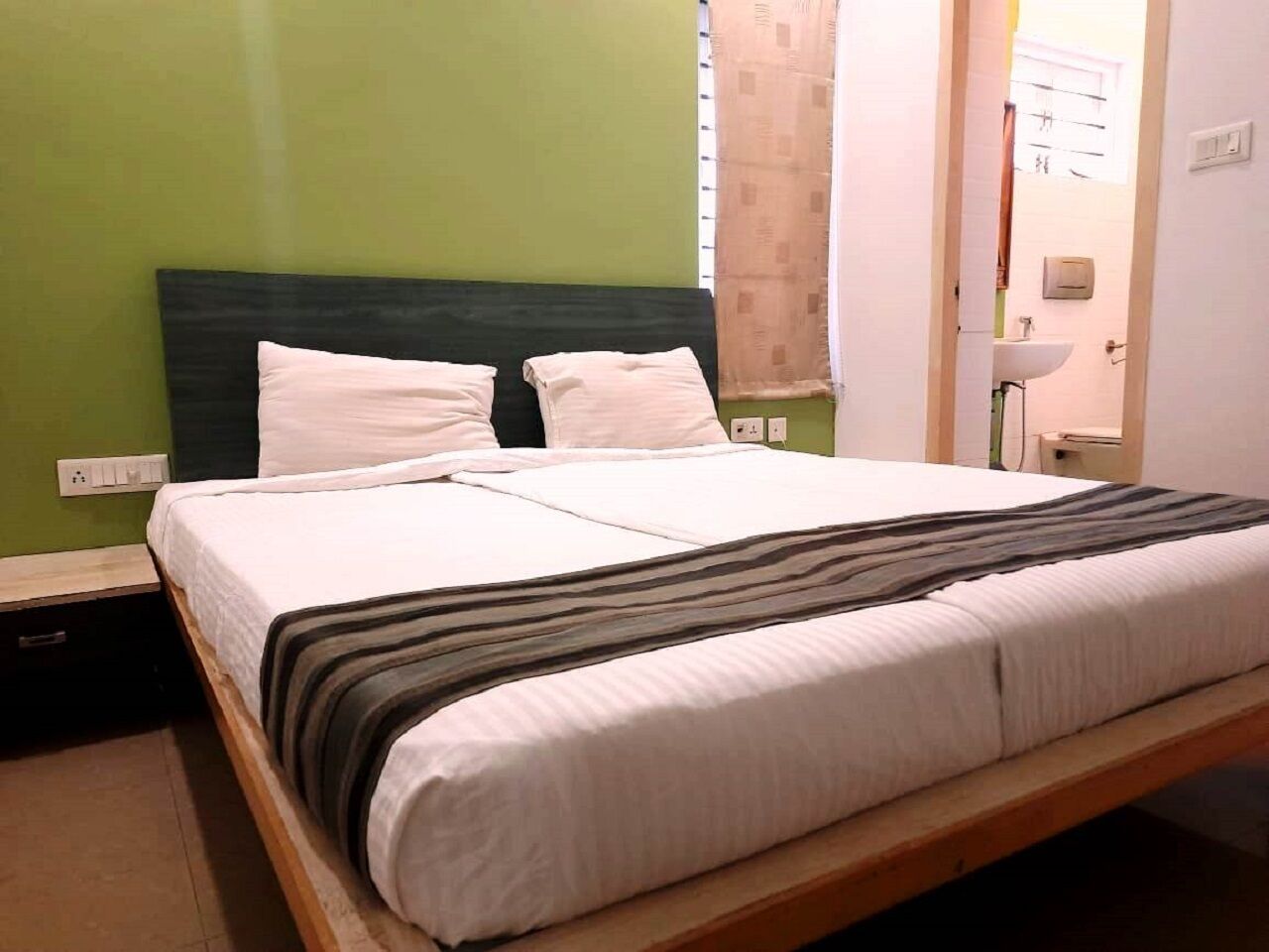 Deluxe Room | Premium bedding, in-room safe, desk, laptop workspace