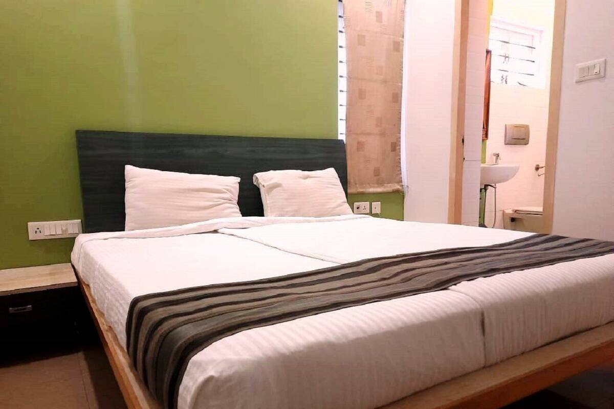 Deluxe Room | Premium bedding, in-room safe, desk, laptop workspace