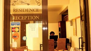 A reception area with a sign for 'Patio Antigo Residence' and a reception desk. - Patio Antigo Residence (Sal)