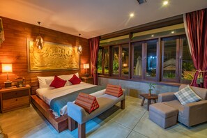 Deluxe King Suite with Balcony- Free Pick Up at Bus station | Pemandangan jalan