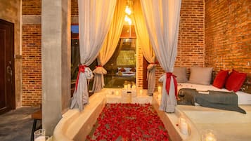 Deluxe King Suite with Pool View- Free Pick Up at Bus station