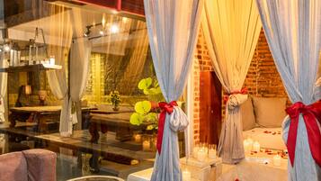 Deluxe King Suite with Pool View- Free Pick Up at Bus station | 1 kamar tidur, seprai premium, minibar, dan brankas