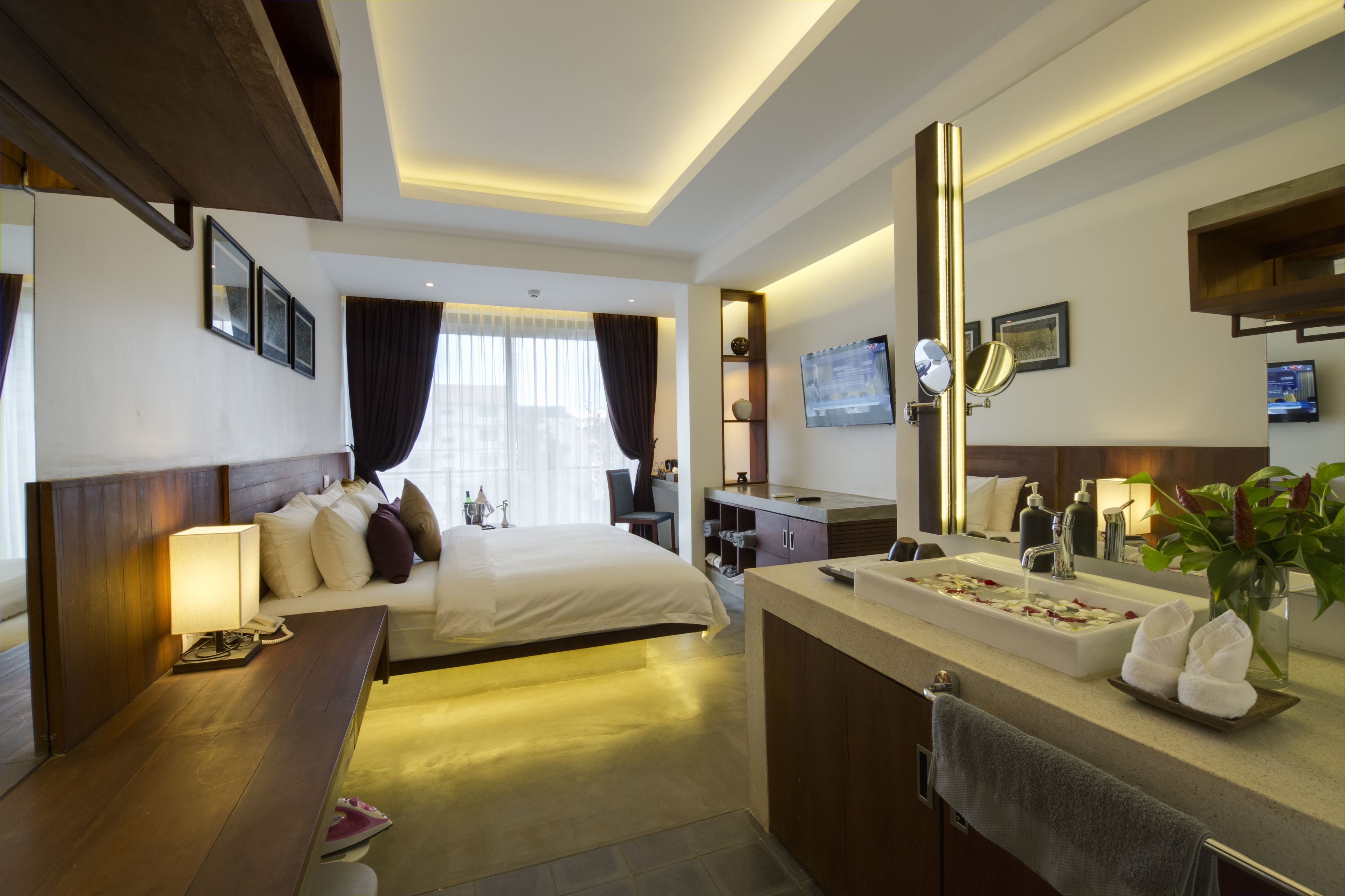 deluxe suite, 1 king bed, balcony | egyptian cotton sheets, premium bedding, pillow-top beds, minibar