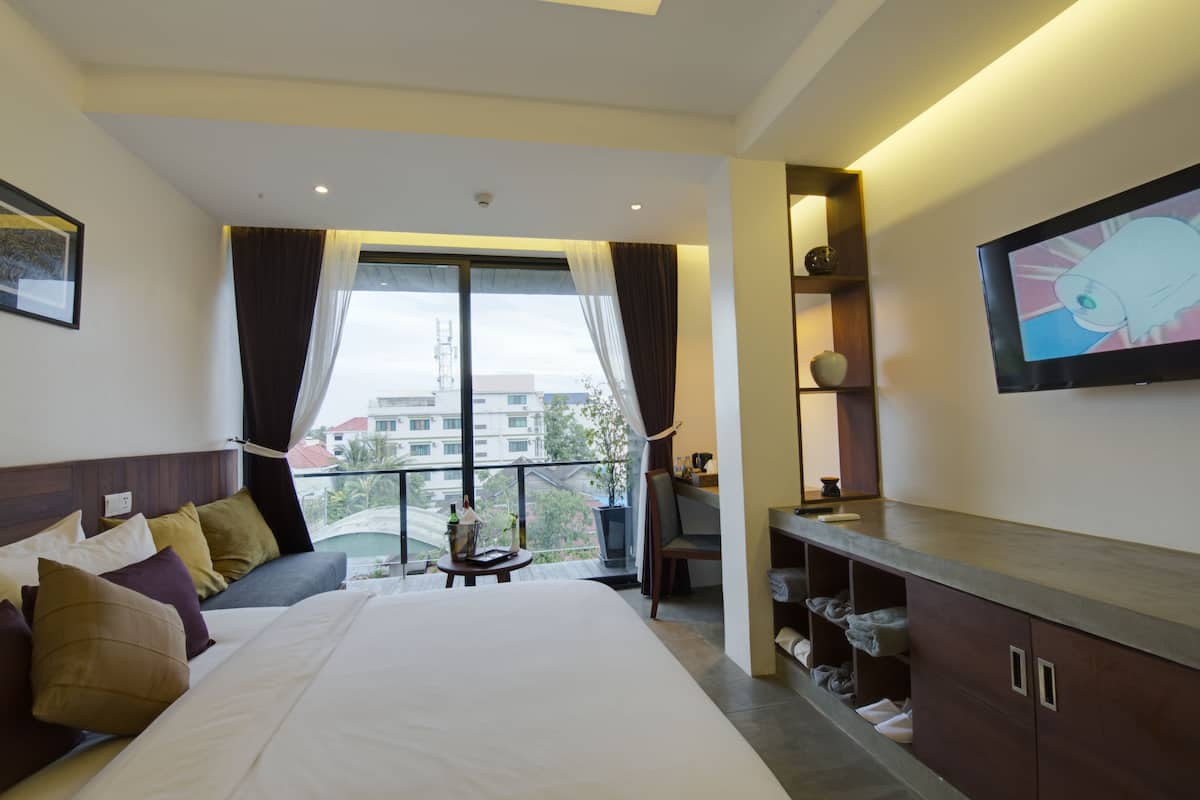 Deluxe Suite, 1 King Bed, Balcony | Egyptian cotton sheets, premium bedding, pillow-top beds, minibar
