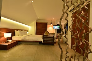 Solitaire Suite, 1 King Bed, Balcony | Egyptian cotton sheets, premium bedding, pillowtop beds, minibar