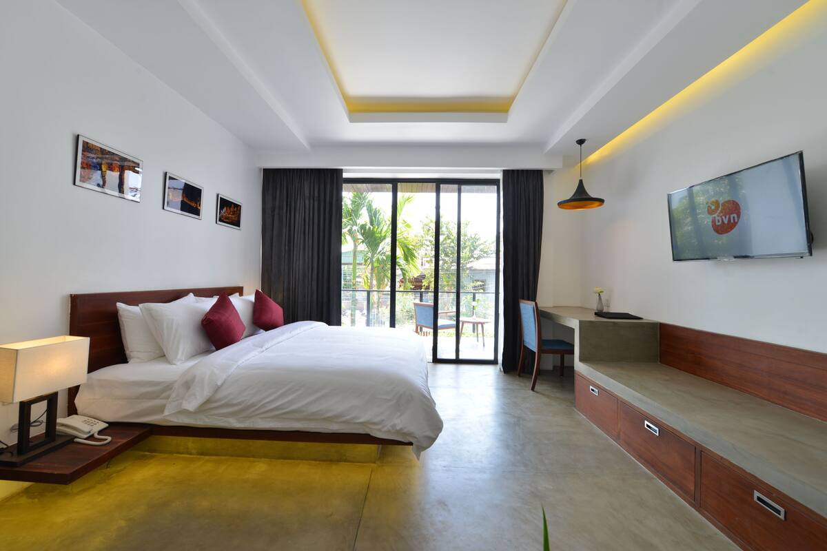 Solitaire Suite, 1 King Bed, Balcony | Egyptian cotton sheets, premium bedding, pillow-top beds, minibar