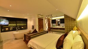 Solitaire Suite, 1 King Bed, Balcony | Egyptian cotton sheets, premium bedding, pillowtop beds, minibar - Solitaire Damnak Villa Hotel (Siem Reap)