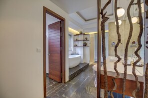 Solitaire Suite, 1 King Bed, Balcony | Bilik Mandi | Pancuran mandi, hulu semburan mandi hujan 