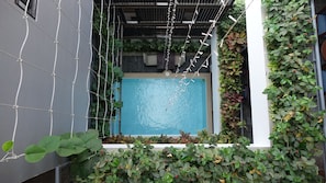 Innenpool, Außenpool, Sonnenschirme, Liegestühle