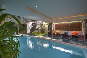 Indendørs pool, udendørs pool, parasoller, liggestole
