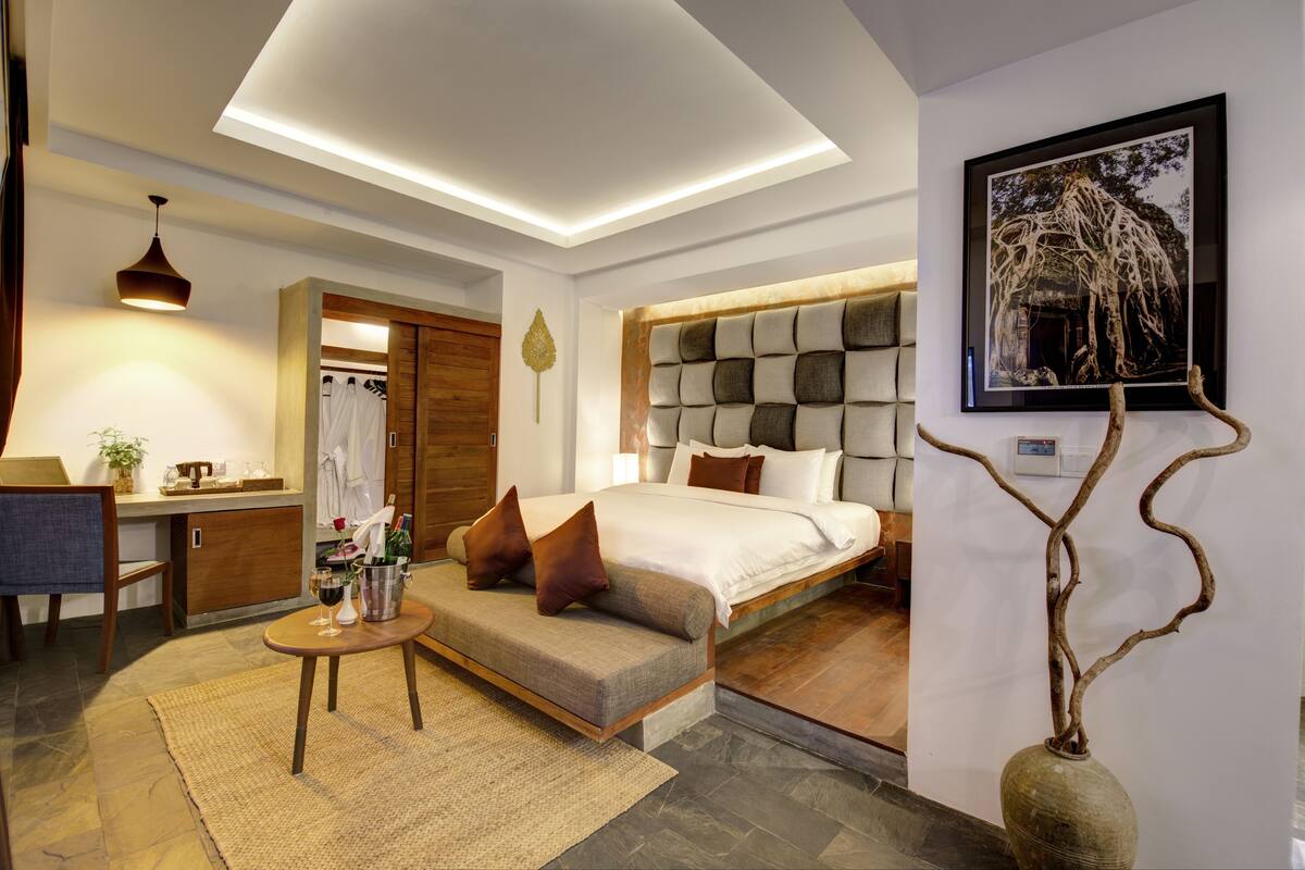 Premier Suite, 1 King Bed, Balcony | Egyptian cotton sheets, premium bedding, pillow-top beds, minibar