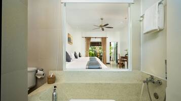 Kamar Triple, pemandangan kolam renang | Kamar mandi | Perlengkapan mandi gratis, pengering rambut, jubah mandi, dan sandal