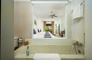 Driepersoonskamer, uitzicht op zwembad | Badkamer | Gratis toiletartikelen, een haardroger, badjassen, pantoffels