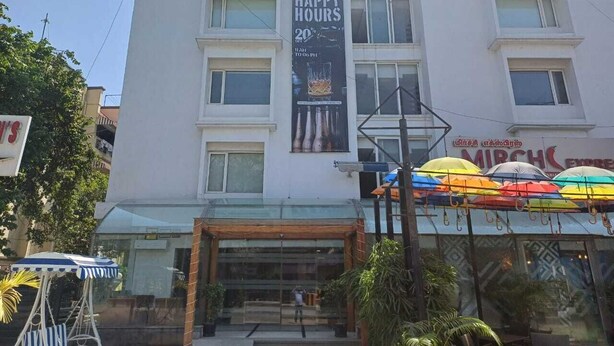 Un hotel con un cartel llamativo que anuncia 'Happy Hours' y una oferta de '20% de descuento'.