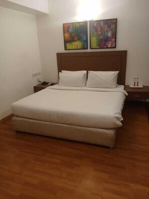 Premium bedding, in-room safe, desk, blackout drapes - Marina Inn (Chennai)