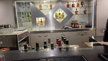 Serves lunch, dinner and happy hour