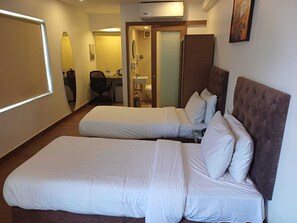 Executive Double Room | Premium bedding, in-room safe, desk, blackout drapes