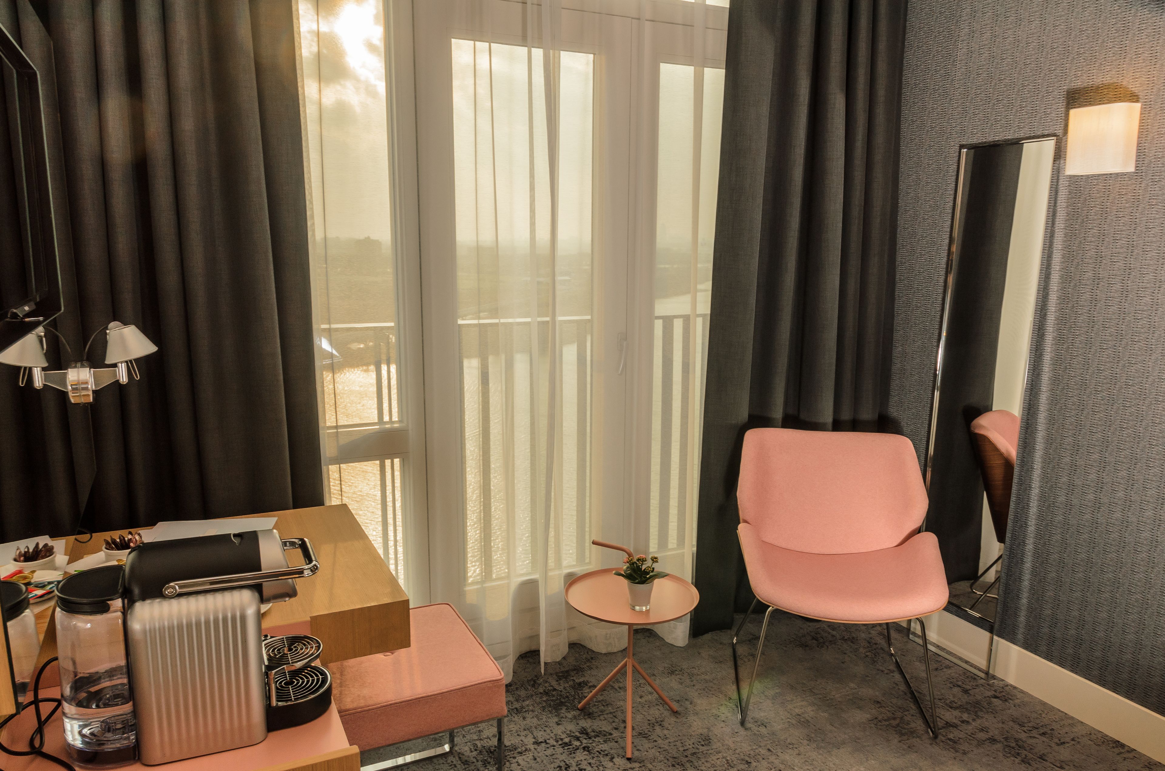 deluxe double room, 1 double bed | living area | 32-inch flat-screen tv with cable channels, tv