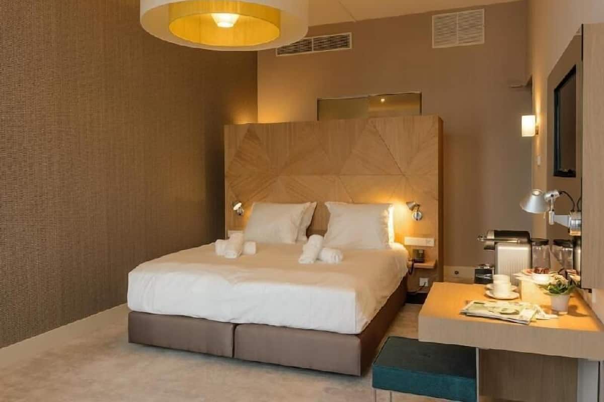 Hypo-allergenic bedding, free minibar, in-room safe, desk