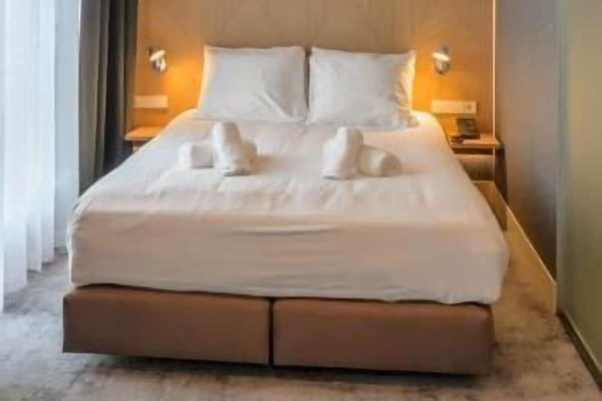 Hypo-allergenic bedding, free minibar, in-room safe, desk