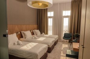 Deluxe Triple Room, 3 Twin Beds | Hypo-allergenic bedding, free minibar, in-room safe, desk - Amadi Panorama Hotel (Amsterdam)