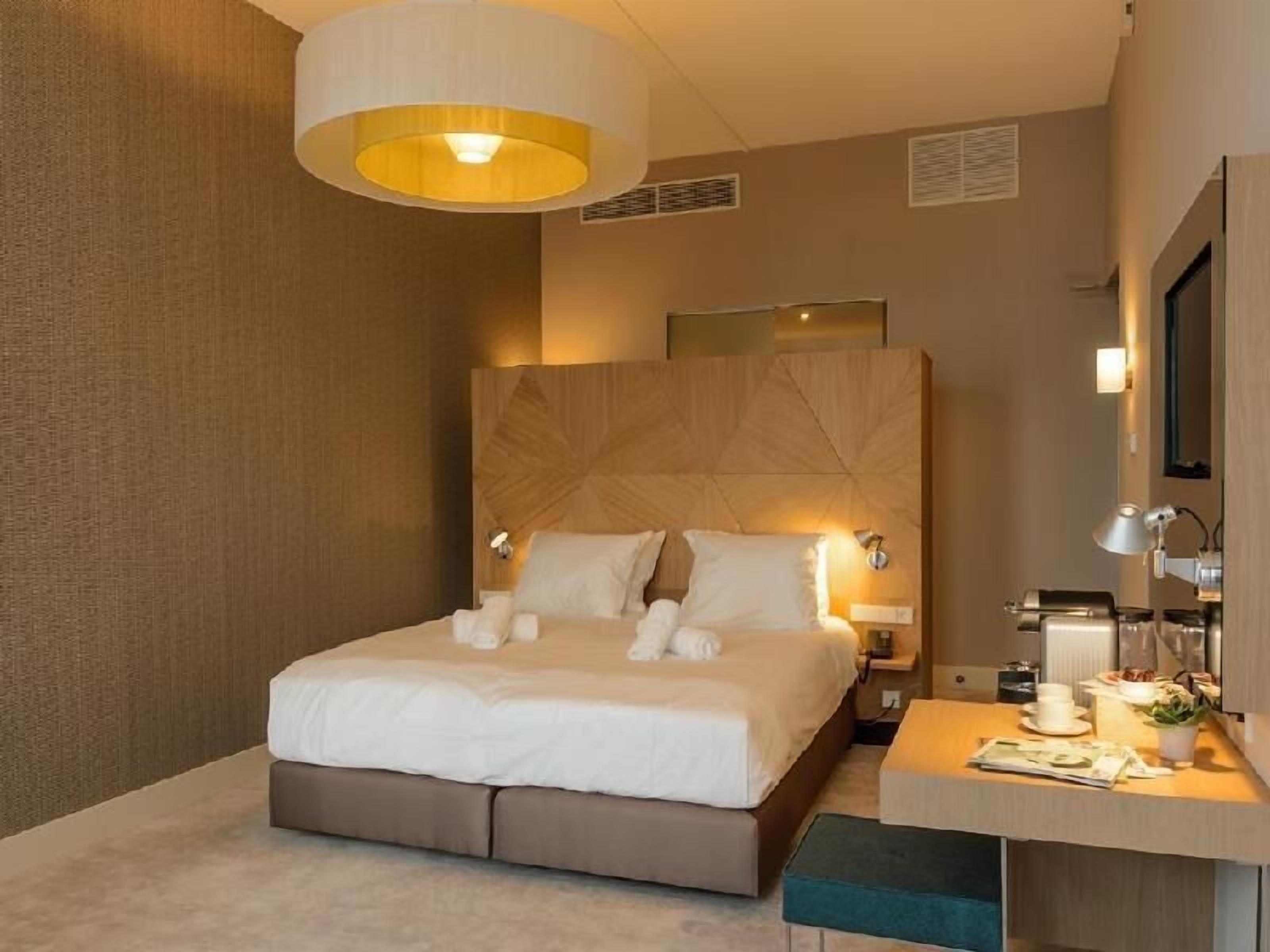 Hypo-allergenic bedding, free minibar, in-room safe, desk