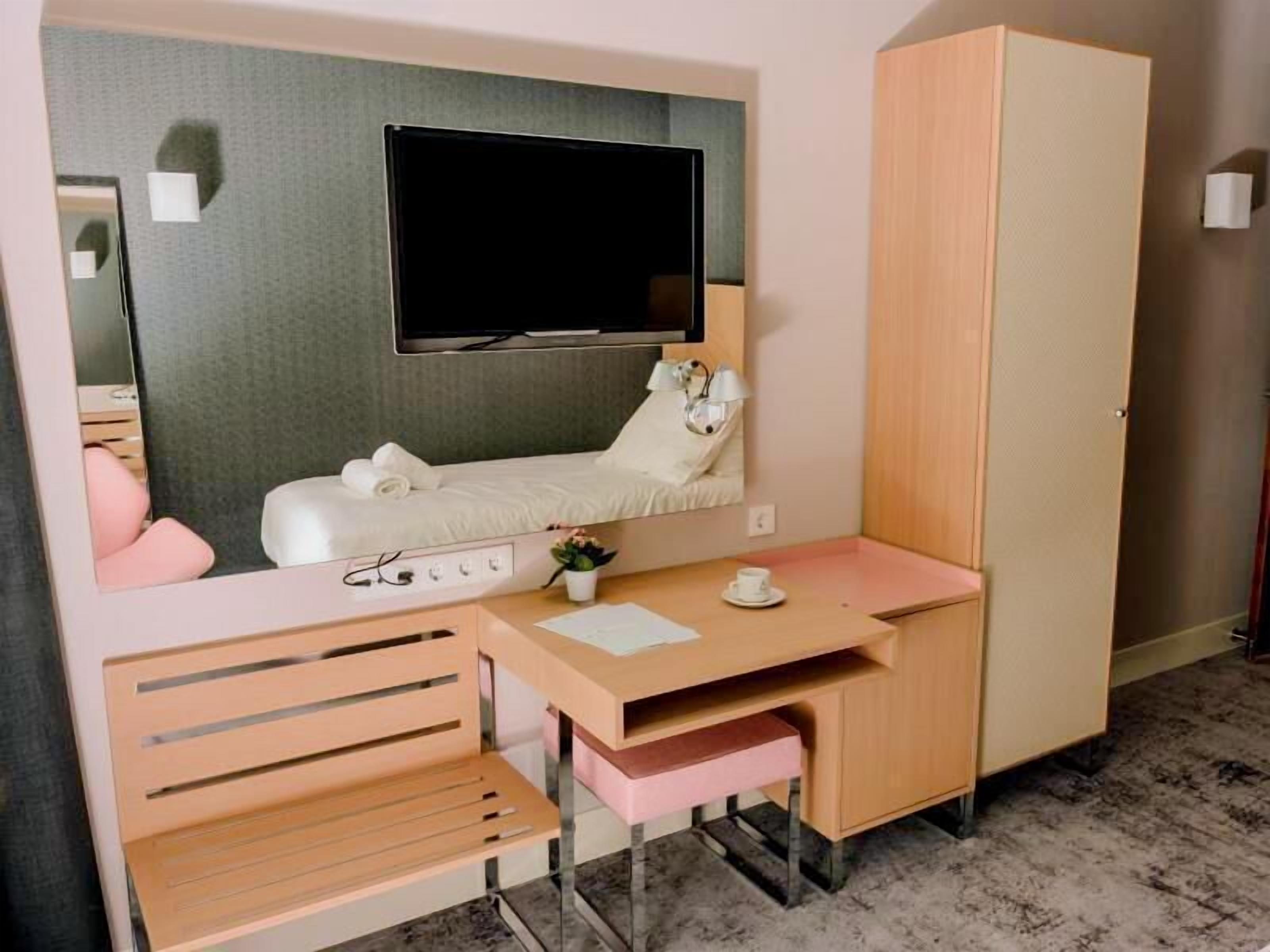 Hypo-allergenic bedding, free minibar, in-room safe, desk