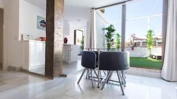 Cobertura luxo, 1 quarto, terraço (Josefa Reina Puerto, nº 3) | Área de estar | TV de tela plana