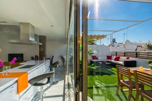 Deluxe Penthouse, 2 Bedrooms, Terrace (Josefa Reina Puerto, nº 3) | Private kitchen