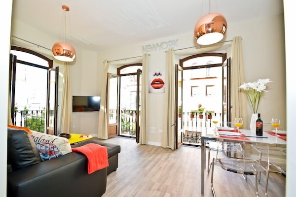 Triana 1 | Living area | Flat-screen TV