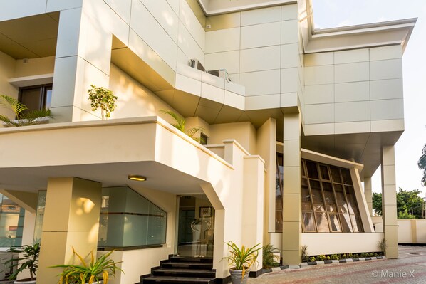 Front of property - Morning Side Suites Etim Inyang (Lagos)
