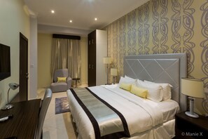 Suite | Ropa de cama de alta calidad y caja de seguridad en la habitación 