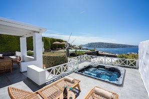 SWINGING SUNSET: 3 Bedroom Villa Sunset & Sea View with Private Infinity Pool & Hot Tub | Private spa tub - Oia Sunset Villas (Santorini)