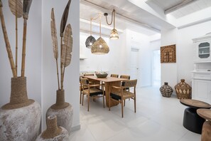 SWINGING SUNSET: 3 Bedroom Villa Sunset & Sea View with Private Infinity Pool & Hot Tub | Dining room