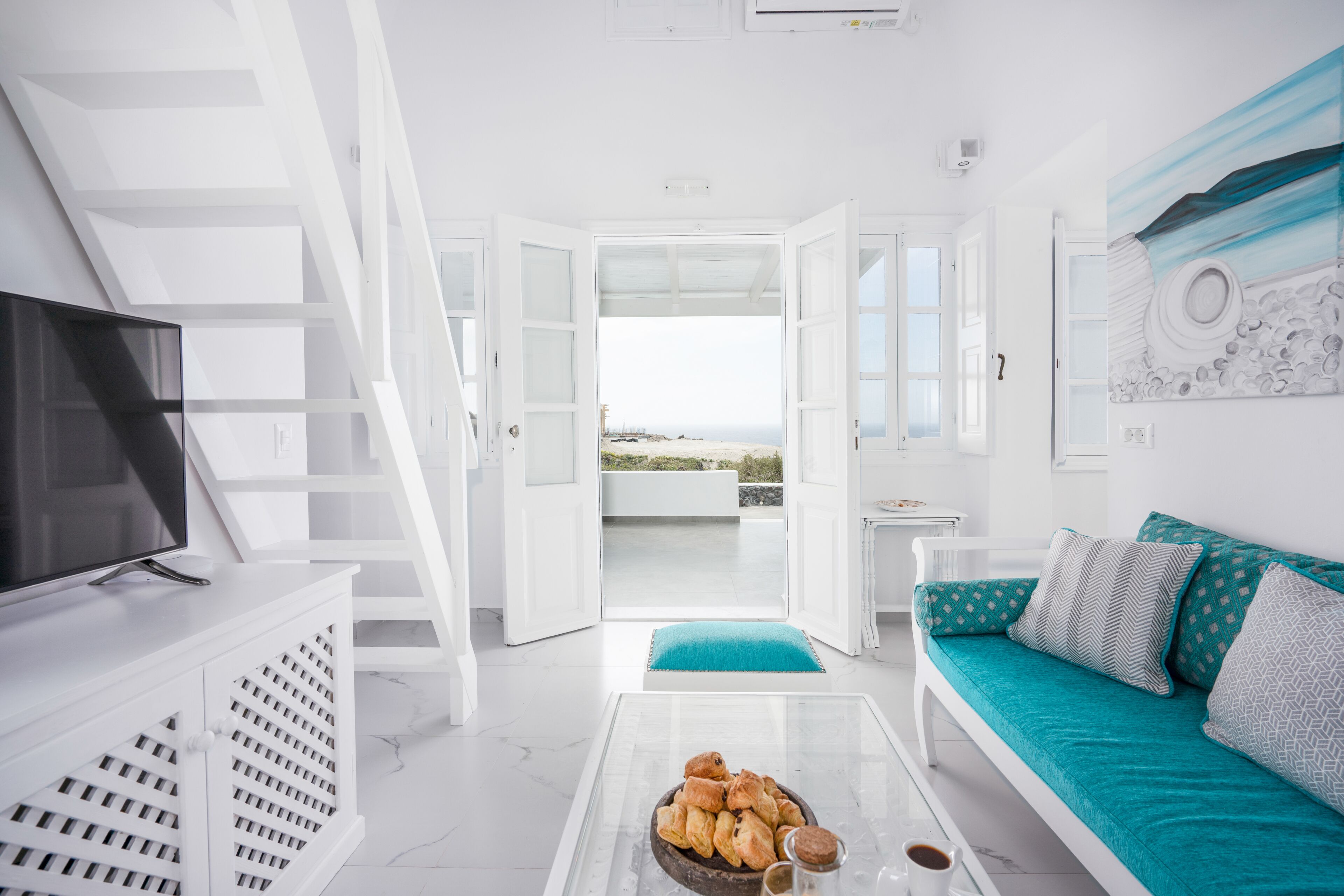 TURQUOISE: 3 Bedroom Sunset & Sea View Villa with Private Pool & Hot Tub | Téléviseur