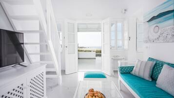 TURQUOISE: 3 Bedroom Sunset & Sea View Villa with Private Pool & Hot Tub | Téléviseur