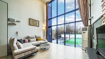 Gaon Pool: Base6 / Max10 pax - Heating fee KRW150k (D/C offer KRW100k, Warm Pool Not Avail Jul-Aug) | Living area
