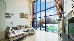Gaon Pool: Base6 / Max10 pax - Heating fee KRW150k (D/C offer KRW100k, Warm Pool Not Avail Jul-Aug) | Oppholdsområde | En 42-tommers LCD-TV med digitale kanaler samt TV