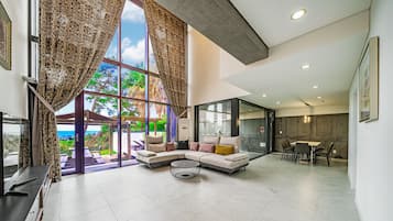Gaon Suite::Heatingfee150000KRW(Nowoffering-50% KRW75000,WarmpoolnotavailJul-Aug)Base6/Max 14pax | Wohnbereich | 42-Zoll-LCD-Fernseher mit Digitalempfang, Fernseher