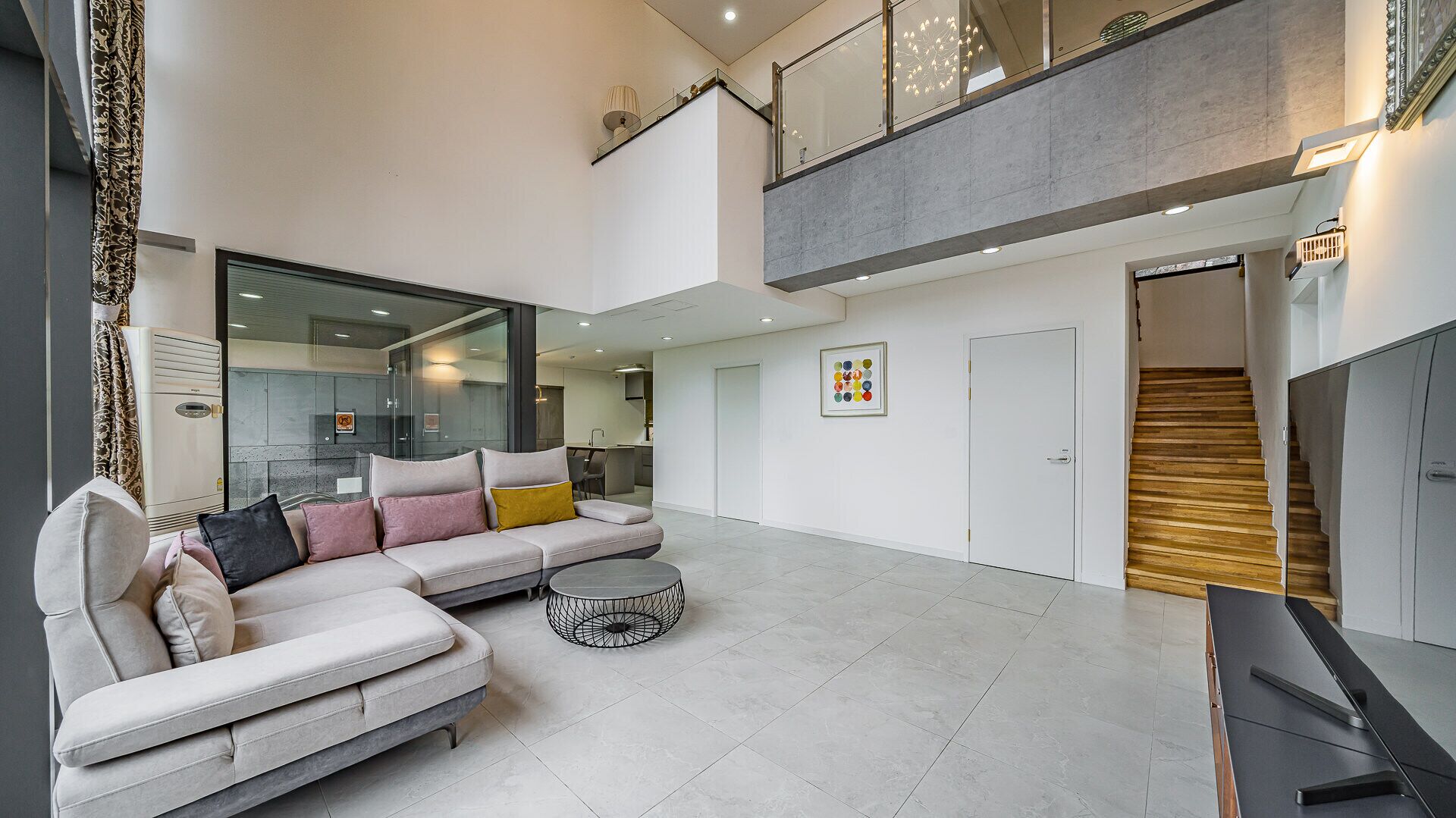 gaon suite::heatingfee150000krw(nowoffering-50% krw75000,warmpoolnotavailjul-aug)base6/max 14pax | living area | 42-inch lcd tv with digital channels, tv