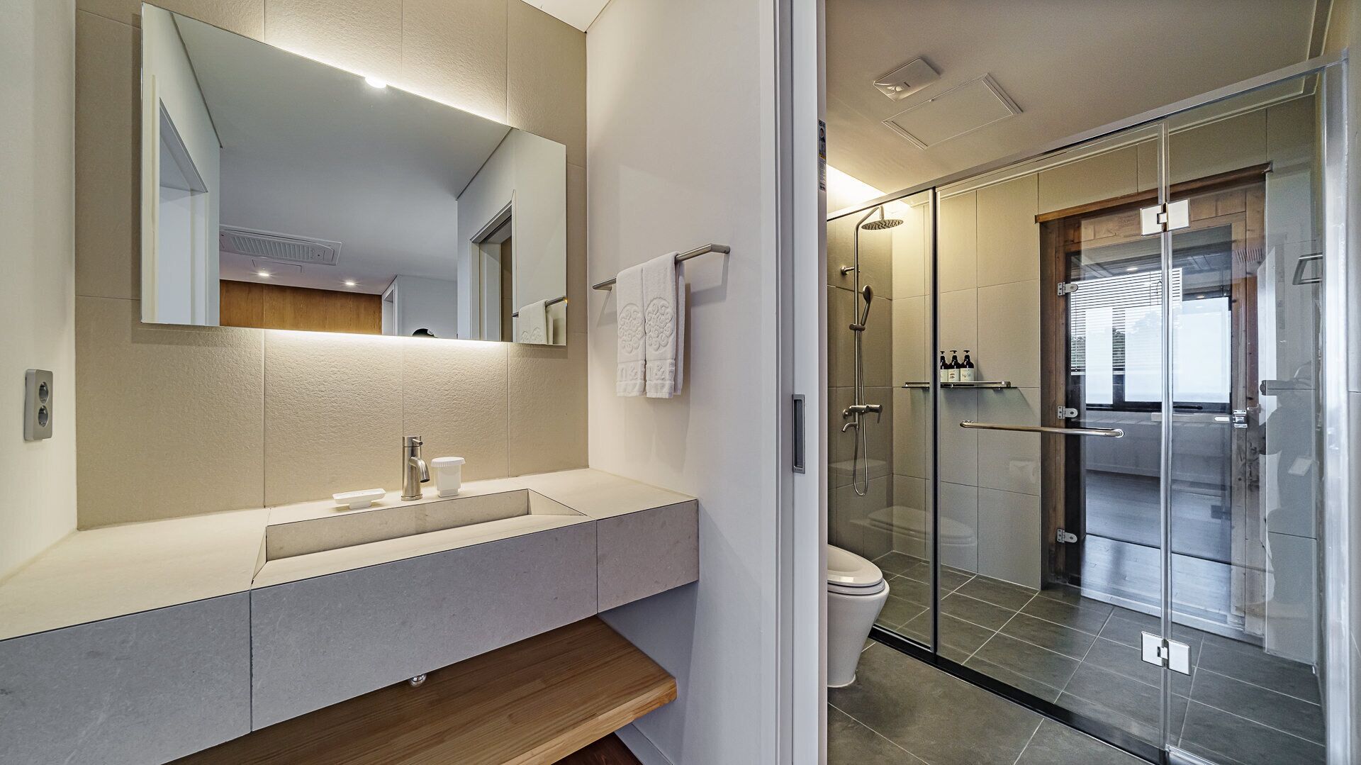 family room, 1 bedroom (hunoni, base4 /max 6pax) | bathroom | hydromassage showerhead, hair dryer, bidet, towels