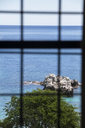 On the beach, white sand, sun-loungers, beach umbrellas - Palia Damouchari (Zagora-Mouresi)
