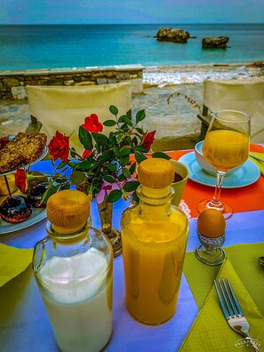 Se sirven desayunos, almuerzos y cenas; cocina griega