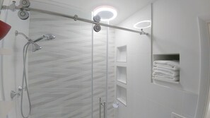 Deluxe Villa, 1 King Bed | Bathroom shower