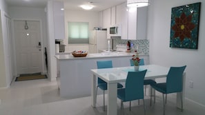 Suíte standard, 1 cama King | Opções para refeição no quarto