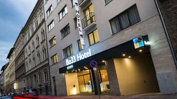 Framhlið gististaðar – að kvöld-/næturlagi