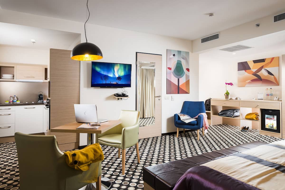 luxury suite with sauna | living area | smart tv, pay films