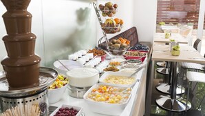 Ein Buffet mit verschiedenen Speisen und einer Schokoladenfontäne.